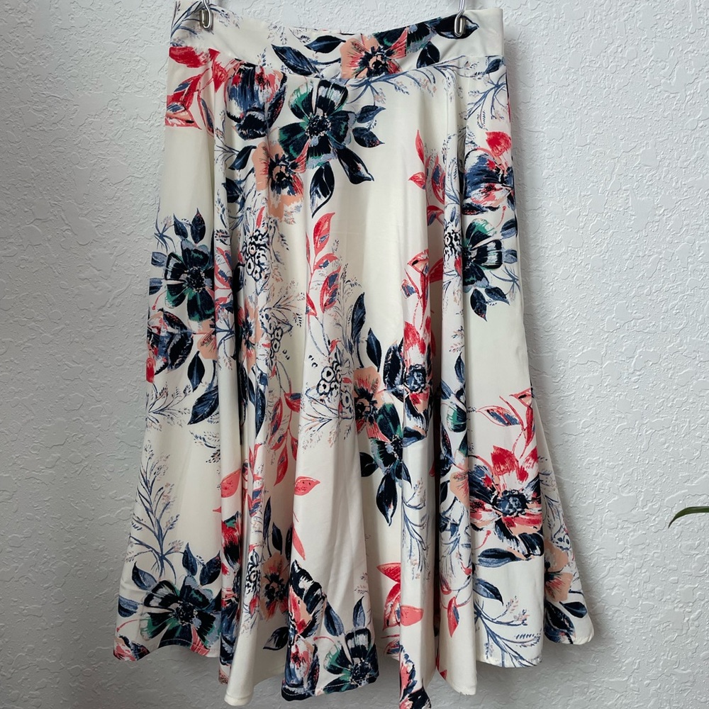Super beautiful flowered skirt. Flawless and flowy 💖